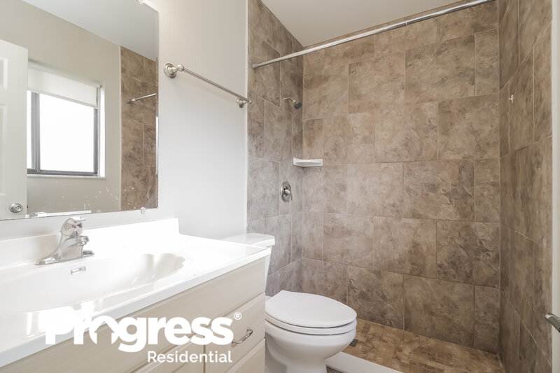 1,635/Mo, 806 Cochran Rd SE Palm Bay, FL 32909 Master Bathroom View