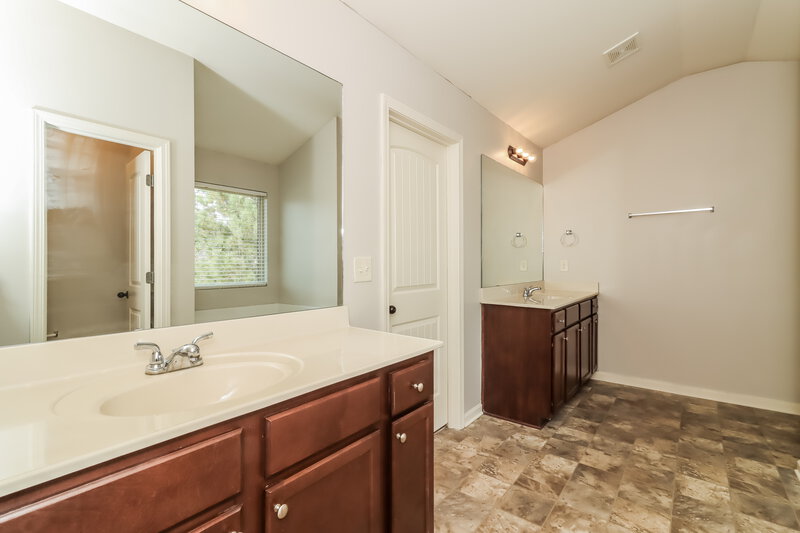 1,965/Mo, 909 Walking Stick Trl Auburn, GA 30011 Main Bathroom View