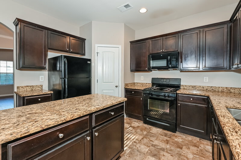 2,220/Mo, 929 Walking Stick Trl Auburn, GA 30011 Kitchen View 2
