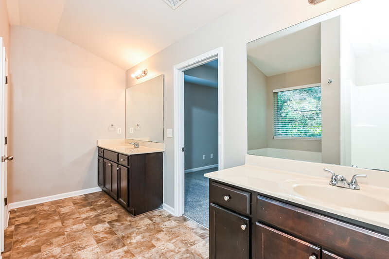 2,220/Mo, 929 Walking Stick Trl Auburn, GA 30011 Main Bathroom View