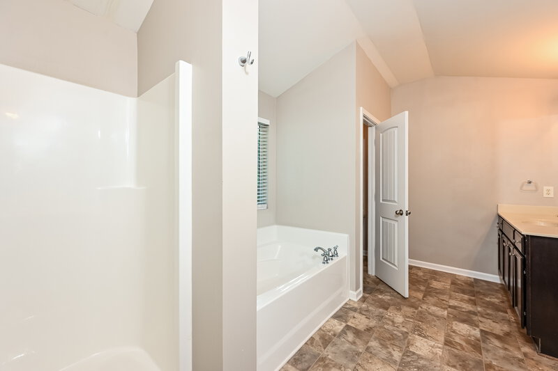 2,220/Mo, 929 Walking Stick Trl Auburn, GA 30011 Main Bathroom View 2