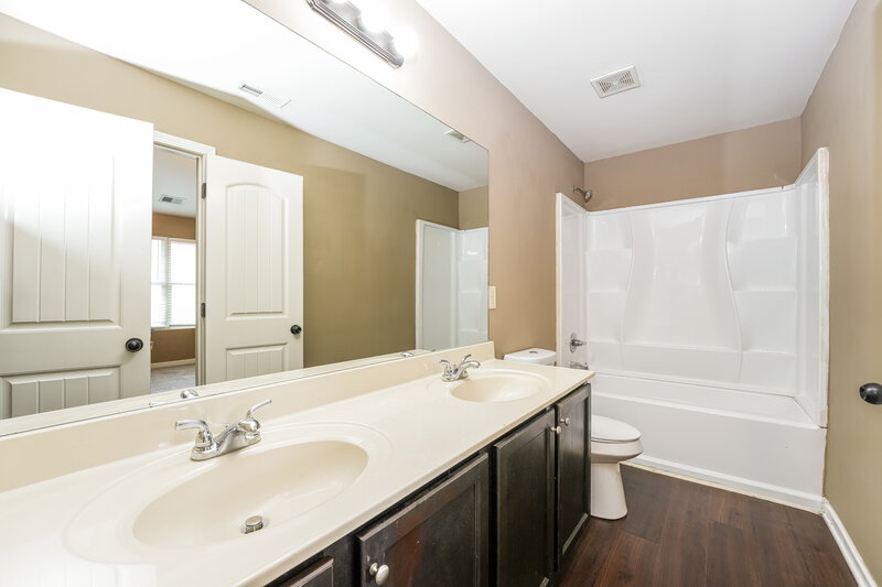 2,180/Mo, 981 Rock Elm Dr Auburn, GA 30011 Bathroom View
