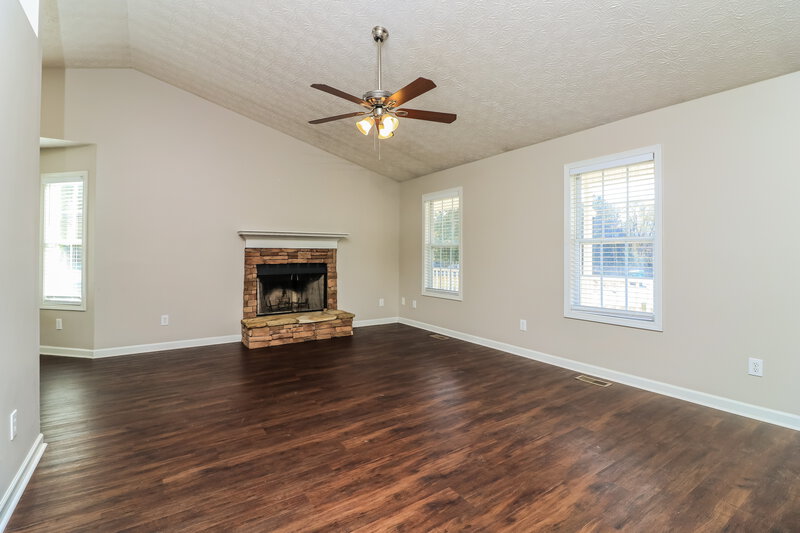 2,380/Mo, 36 Dewey Dr Adairsville, GA 30103 Living Room View 4
