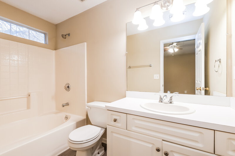 1,850/Mo, 2419 Serenity Way NW Acworth, GA 30101 Main Bathroom View