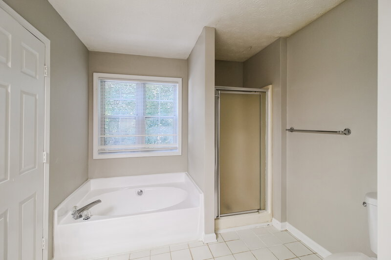 1,890/Mo, 1135 Brook Meadow Ct Lawrenceville, GA 30045 Main Bathroom View