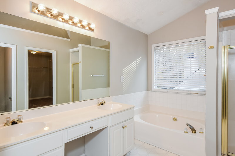 2,720/Mo, 3602 Bancroft Main NW Kennesaw, GA 30144 Main Bathroom View