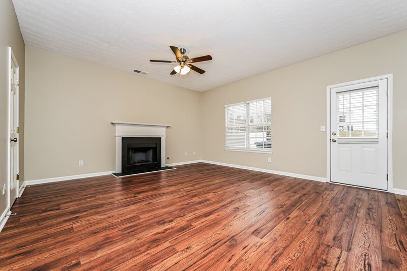 1,880/Mo, 330 Greenway Dr Covington, GA 30016 Living Room View