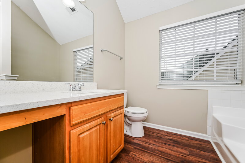 1,880/Mo, 330 Greenway Dr Covington, GA 30016 Main Bathroom View