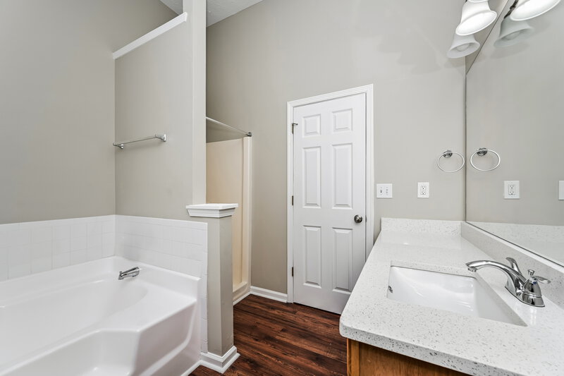 1,880/Mo, 330 Greenway Dr Covington, GA 30016 Main Bathroom View 2