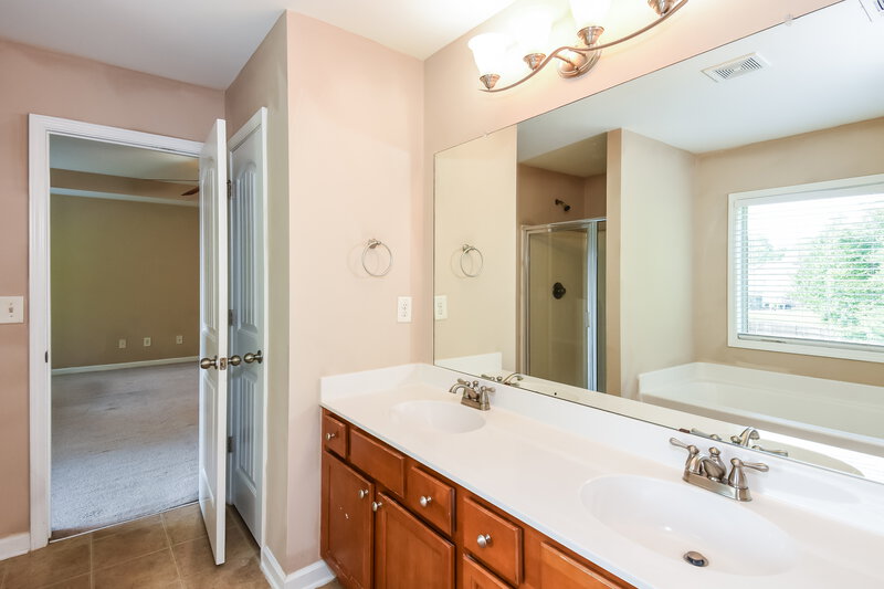 2,150/Mo, 24 Quail Bend Loop Dallas, GA 30157 Main Bathroom View