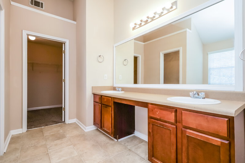 2,270/Mo, 369 Kentwood Springs Dr Hampton, GA 30228 Main Bathroom View