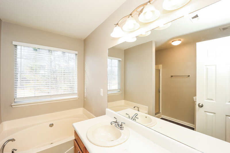 2,285/Mo, 5027 Hyacinth Ln Austell, GA 30106 Main Bathroom View