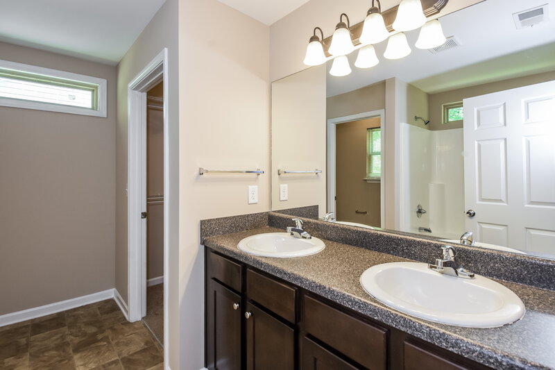 2,100/Mo, 125 Bethany Manor Dr Ball Ground, GA 30107 Main Bathroom View