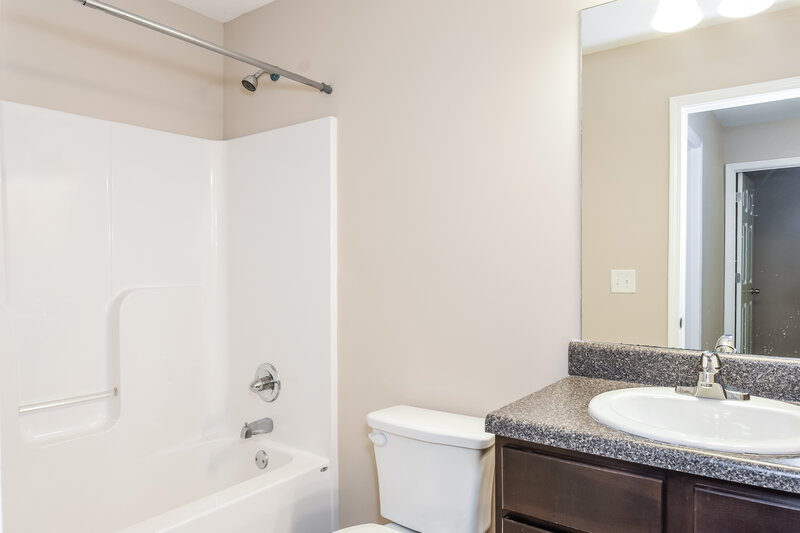2,100/Mo, 125 Bethany Manor Dr Ball Ground, GA 30107 Bathroom View