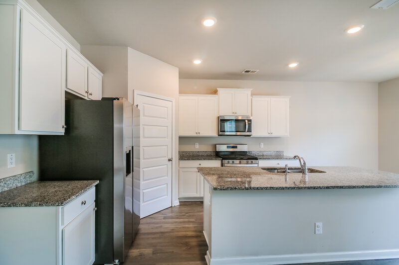 2,225/Mo, 44 Silver Birch Pass Newnan, GA 30265 Kitchen View 2