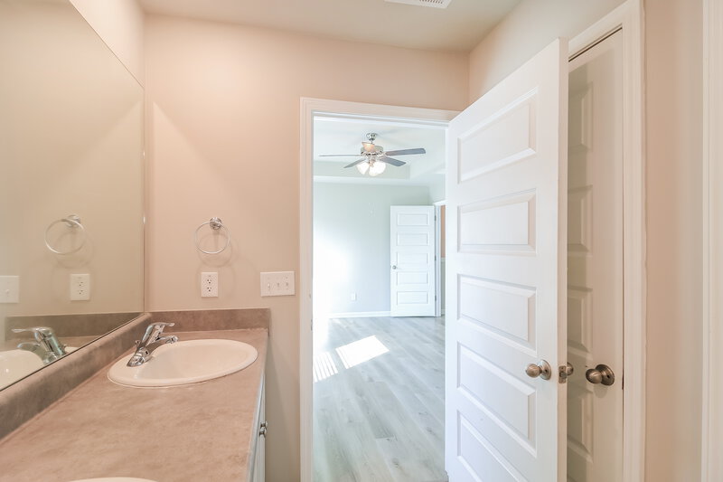 2,225/Mo, 44 Silver Birch Pass Newnan, GA 30265 Main Bathroom View 2