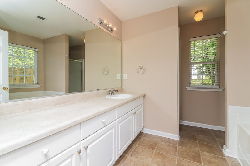 2,250/Mo, 1412 Cumberland Creek Ln SW Marietta, GA 30008 Main Bathroom View
