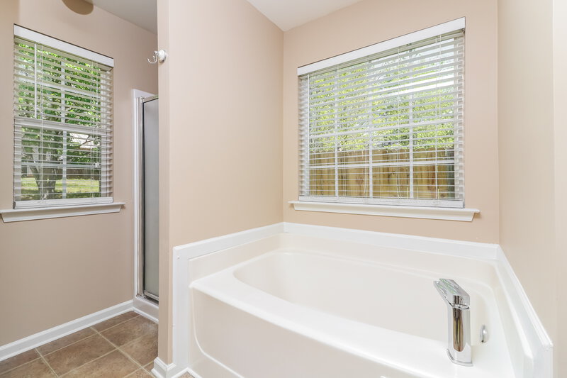 2,250/Mo, 1412 Cumberland Creek Ln SW Marietta, GA 30008 Main Bathroom View 2