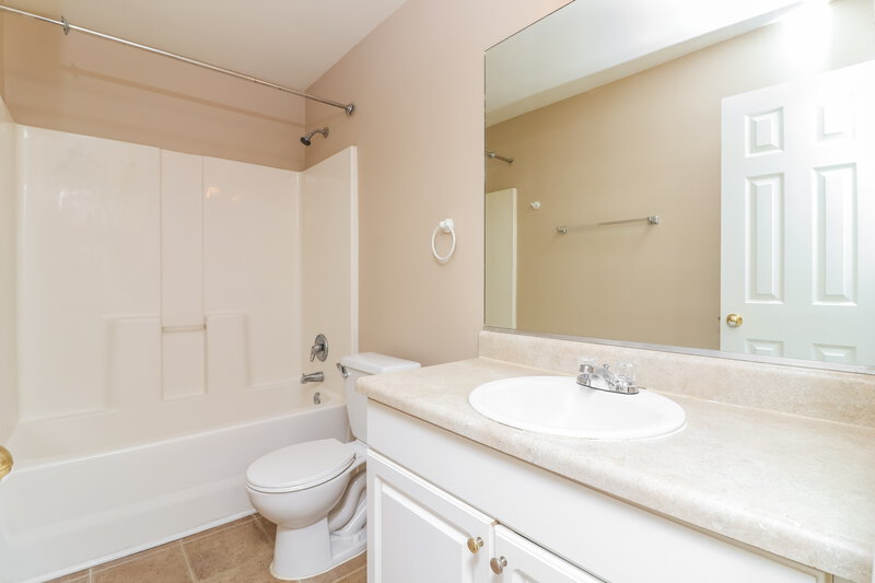 2,250/Mo, 1412 Cumberland Creek Ln SW Marietta, GA 30008 Bathroom View