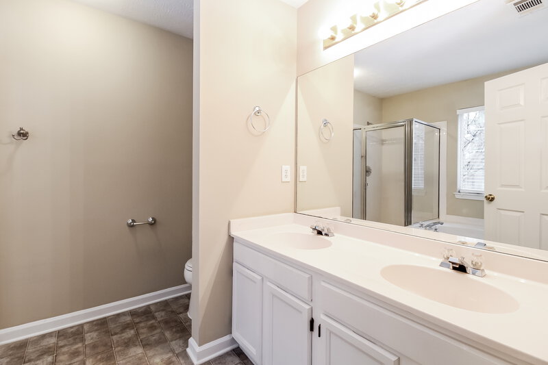 2,180/Mo, 3998 Oak Glenn Dr Duluth, GA 30096 Main Bathroom View