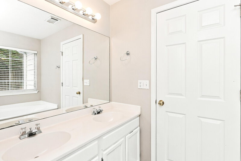 2,010/Mo, 3998 Oak Glenn Dr Duluth, GA 30096 Primary Bathroom View 2
