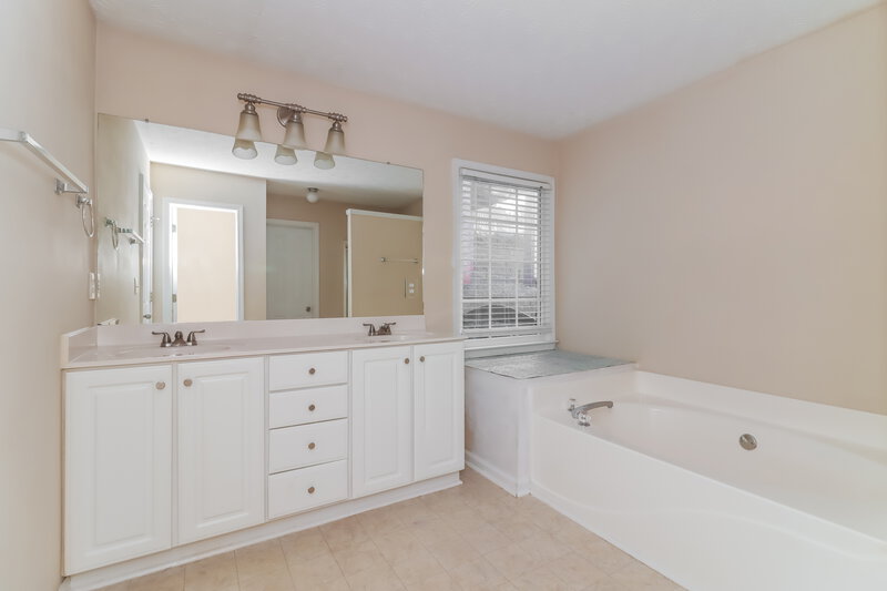 2,150/Mo, 39 Crestview Dr Dallas, GA 30157 Main Bathroom View