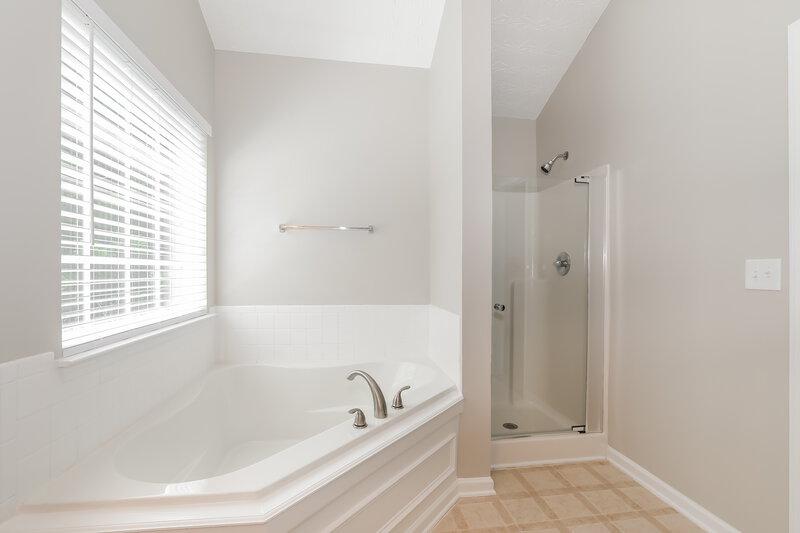 2,780/Mo, 823 Overlook Trl Monroe, GA 30655 Main Bathroom View 2