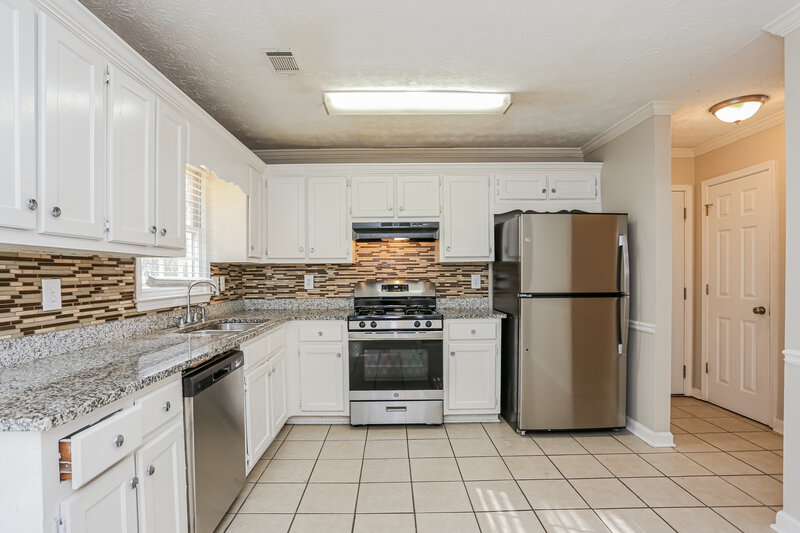 2,035/Mo, 1150 Burning Bush Dr Loganville, GA 30052 Kitchen View