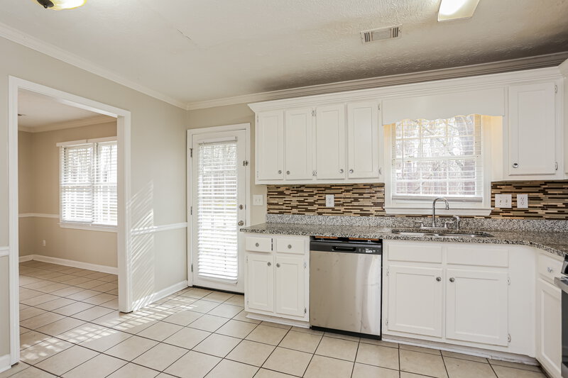 2,035/Mo, 1150 Burning Bush Dr Loganville, GA 30052 Kitchen View 3
