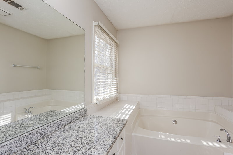 2,035/Mo, 1150 Burning Bush Dr Loganville, GA 30052 Main Bathroom View