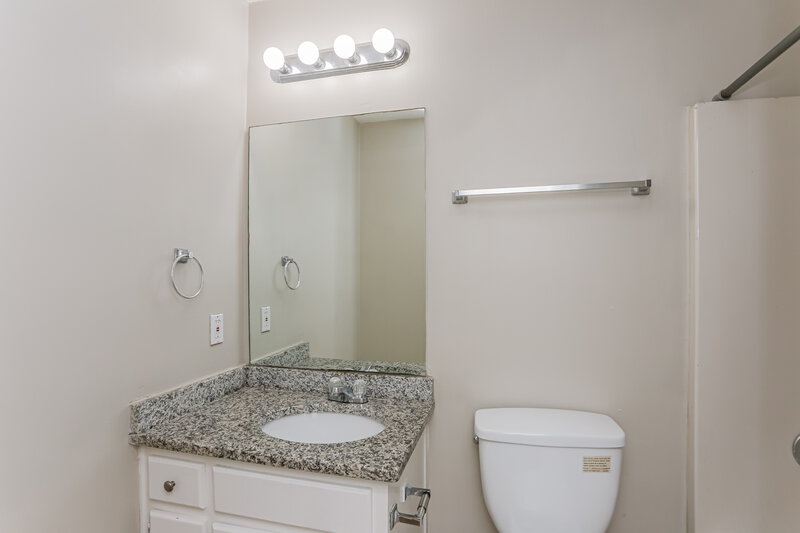 2,035/Mo, 1150 Burning Bush Dr Loganville, GA 30052 Bathroom View 2