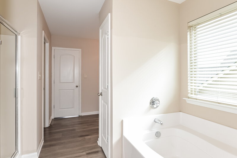 4,180/Mo, 4075 Whitfield Oak Way Auburn, GA 30011 Main Bathroom View 2