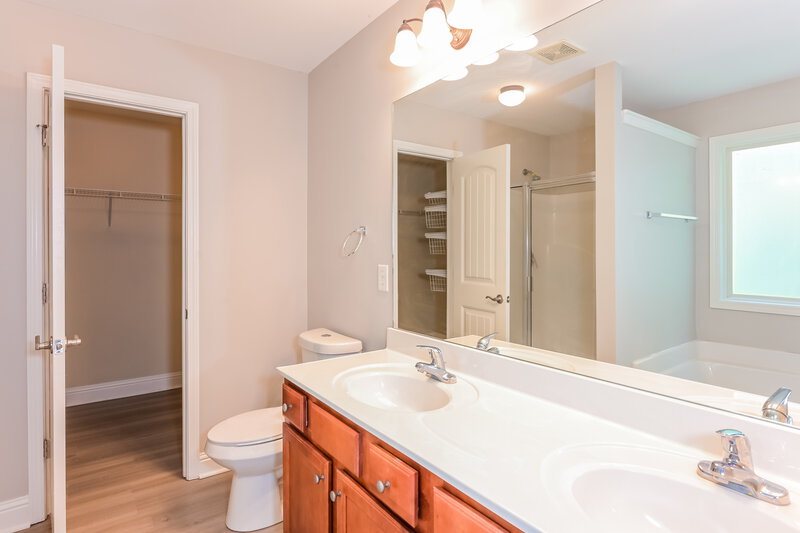 2,640/Mo, 4143 Creekrun Cir Buford, GA 30519 Main Bathroom View