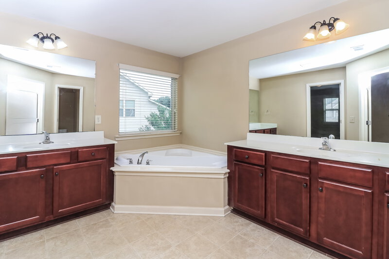 3,220/Mo, 2090 Hydrangea Ln Austell, GA 30106 Main Bathroom View