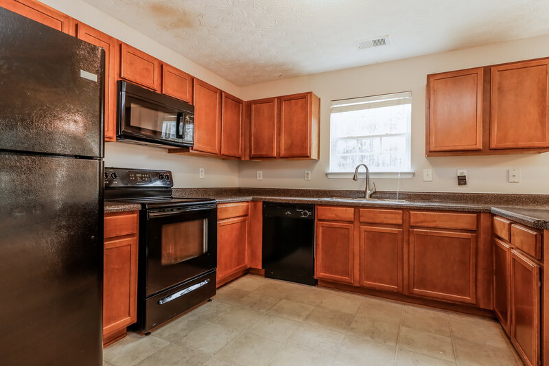 2,170/Mo, 307 Millstone Dr Hampton, GA 30228 Kitchen View 2