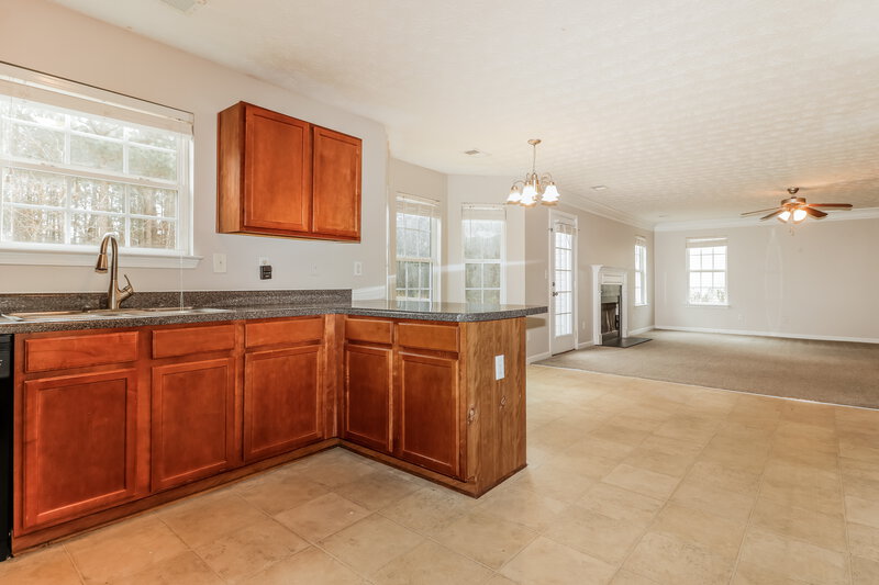 2,170/Mo, 307 Millstone Dr Hampton, GA 30228 Kitchen View 3