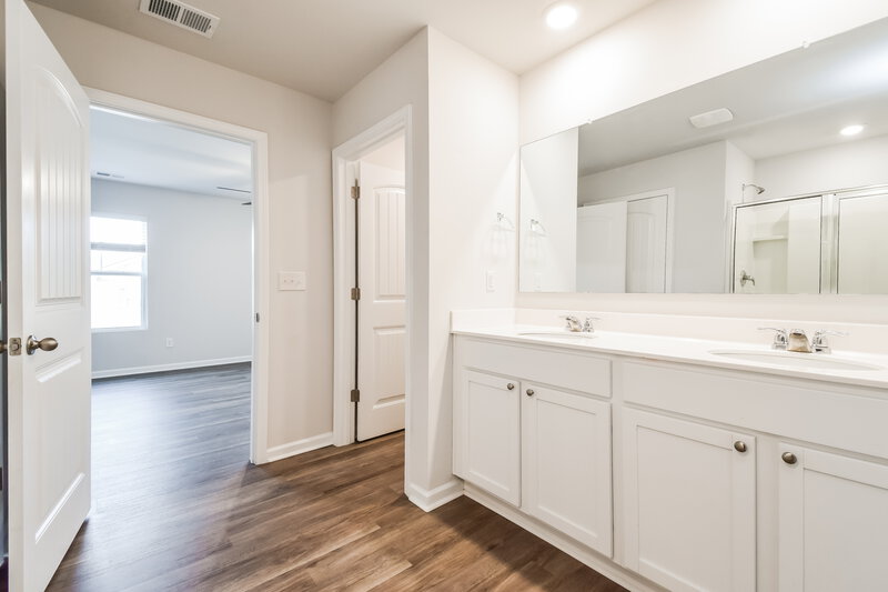 2,700/Mo, 5113 Moa Ct College Park, GA 30349 Main Bathroom View