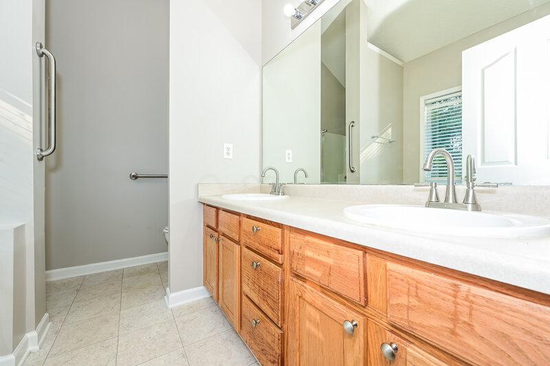 1,945/Mo, 105 Kayla Ct Griffin, GA 30223 Main Bathroom View