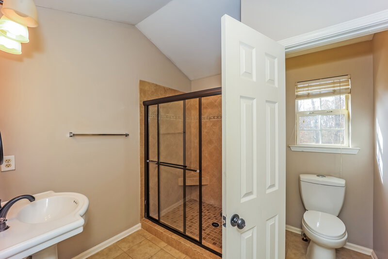 2,000/Mo, 903 Summit Park Trl McDonough, GA 30253 Main Bathroom View