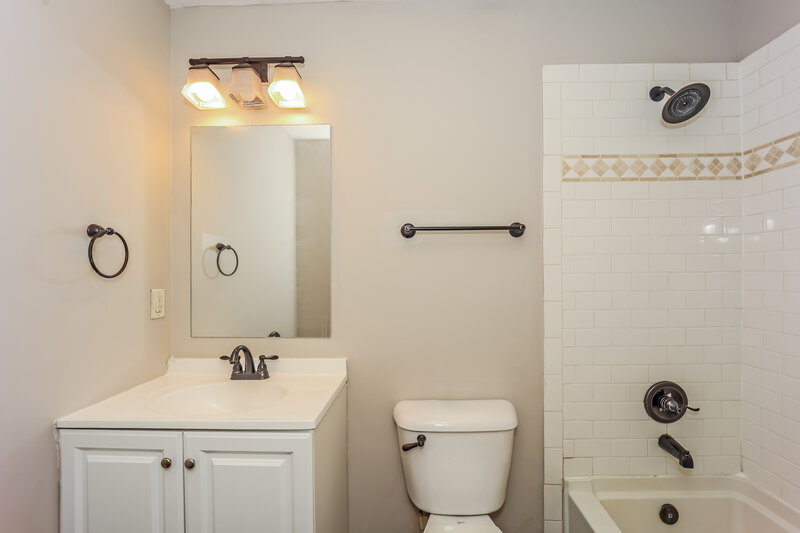 2,000/Mo, 903 Summit Park Trl McDonough, GA 30253 Bathroom View