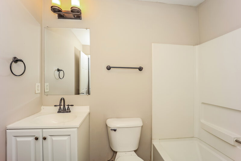 2,000/Mo, 903 Summit Park Trl McDonough, GA 30253 Bathroom View 2