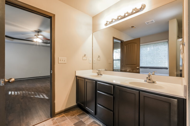1,940/Mo, 581 Sweet Ashley Way Loganville, GA 30052 Main Bathroom View