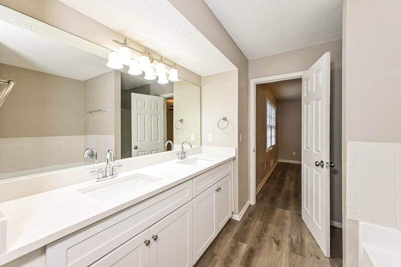 2,055/Mo, 4834 Diggers Way Sugar Hill, GA 30518 Main Bathroom View
