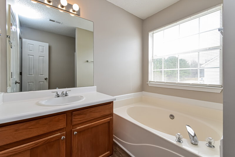 1,695/Mo, 1711 Park Cir Griffin, GA 30224 Main Bathroom View