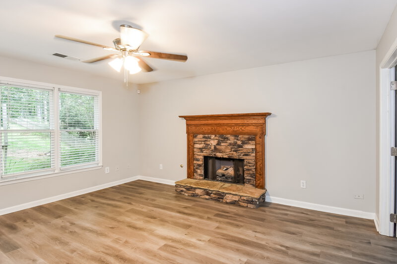 2,150/Mo, 38 Wesley Dr Acworth, GA 30101 Living Room View 2