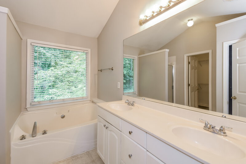 2,150/Mo, 38 Wesley Dr Acworth, GA 30101 Main Bathroom View