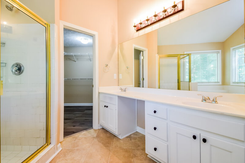 3,050/Mo, 1026 Masters Ln Snellville, GA 30078 Main Bathroom View