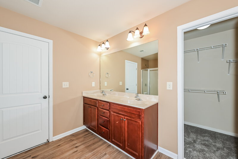 2,000/Mo, 2325 Morgan Farm Dr Buford, GA 30519 Main Bathroom View