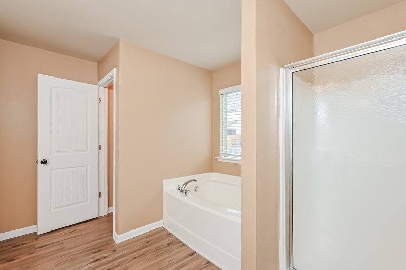 2,000/Mo, 2325 Morgan Farm Dr Buford, GA 30519 Main Bathroom View 2