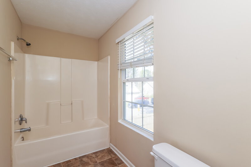 1,880/Mo, 10 Carey Ct Grantville, GA 30220 Main Bathroom View